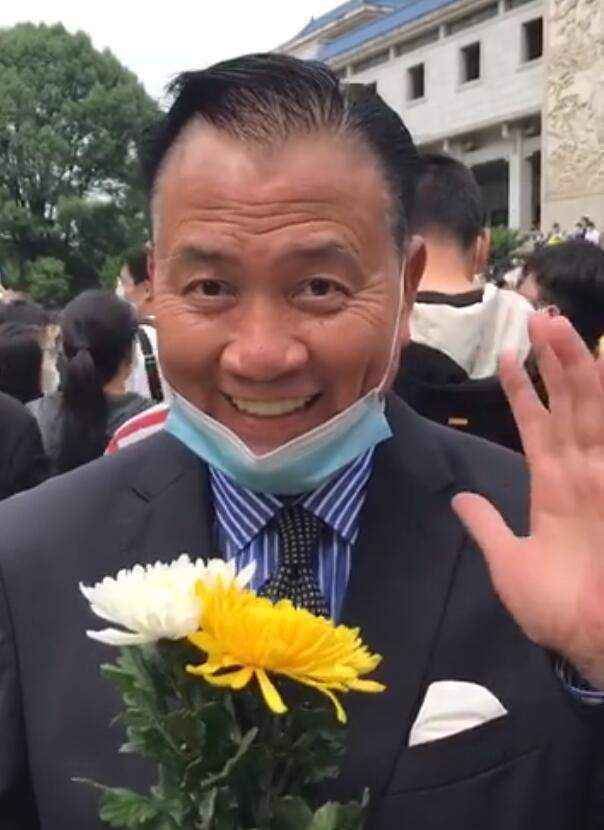 63岁万梓良到长沙送别袁隆平 手持鲜花很用心