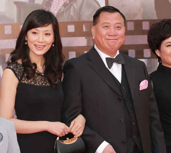 63岁万梓良到长沙送别袁隆平 手持鲜花很用心