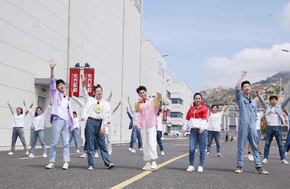 《群演公社》真人秀节目拍摄杀青 “我要闪”献礼新中国70年华诞