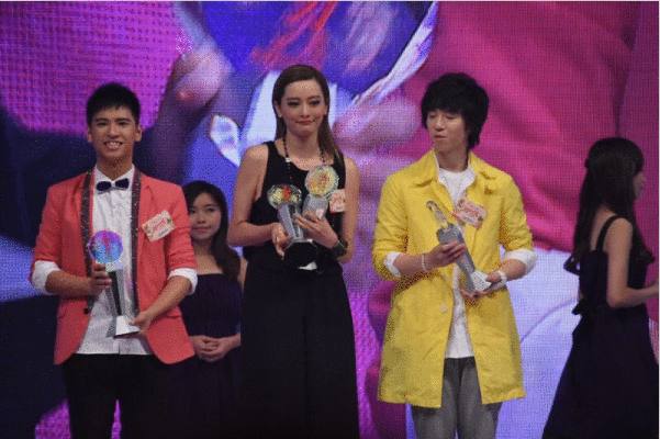 Shay柳妍熙再夺两项大奖 后台与信合影留念