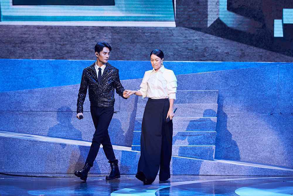 王凯那英挑战《相爱恨早》“歌手凯”新单《小小的太阳》即将上线