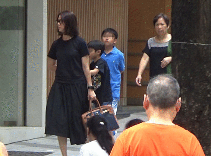 袁咏仪携子逛童装店 表情严肃变虎妈.