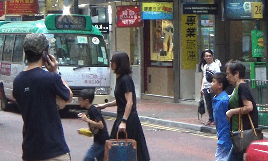 袁咏仪携子逛童装店 表情严肃变虎妈.