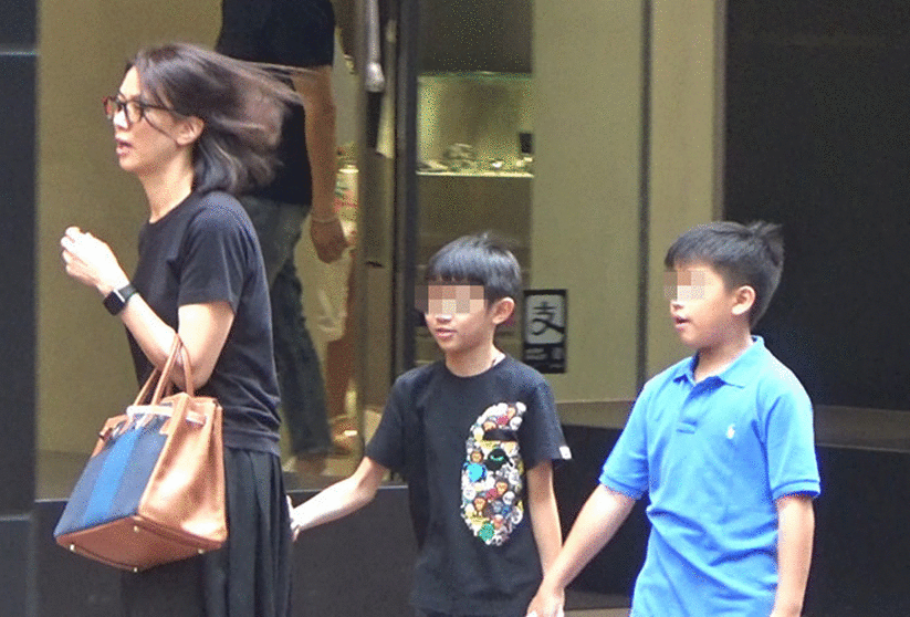 袁咏仪携子逛童装店 表情严肃变虎妈.