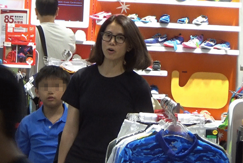 袁咏仪携子逛童装店 表情严肃变虎妈.