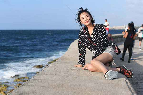 张雨绮《各位游客请注意》乘古董老爷车环城而游