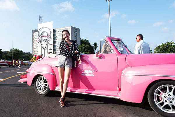 张雨绮《各位游客请注意》乘古董老爷车环城而游