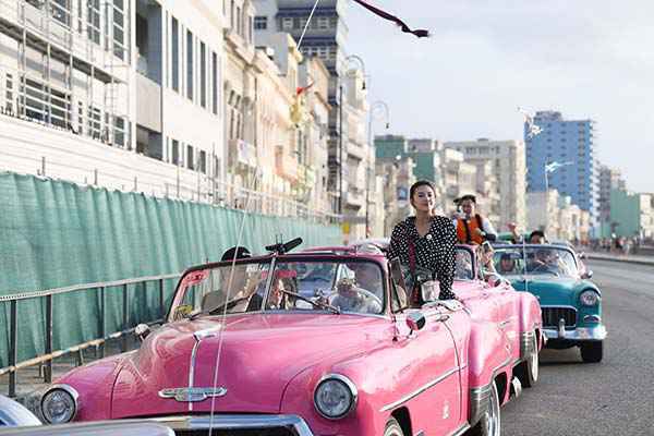 张雨绮《各位游客请注意》乘古董老爷车环城而游