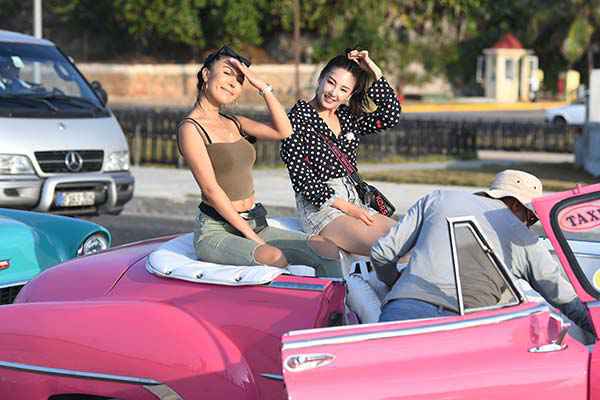 张雨绮《各位游客请注意》乘古董老爷车环城而游