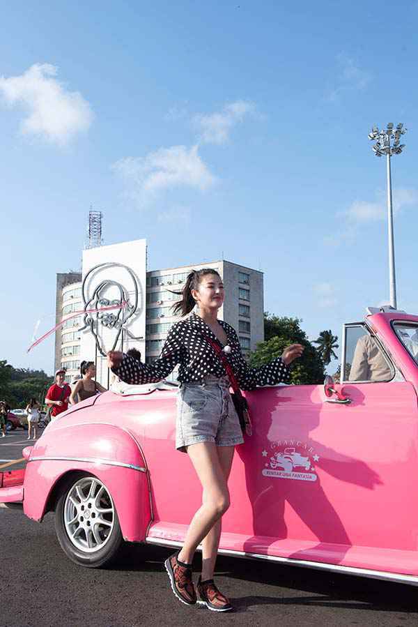 张雨绮《各位游客请注意》乘古董老爷车环城而游