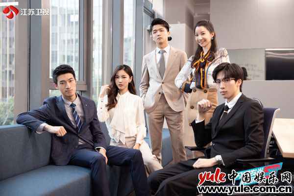 《闪闪发光的你》任嘉伦分享新人经历 陈卓璇拍戏曾被训“不会演戏”