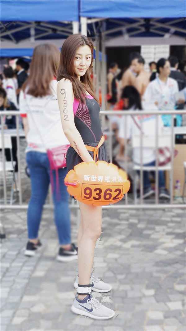 卫诗雅挑战维港泳大秀身材