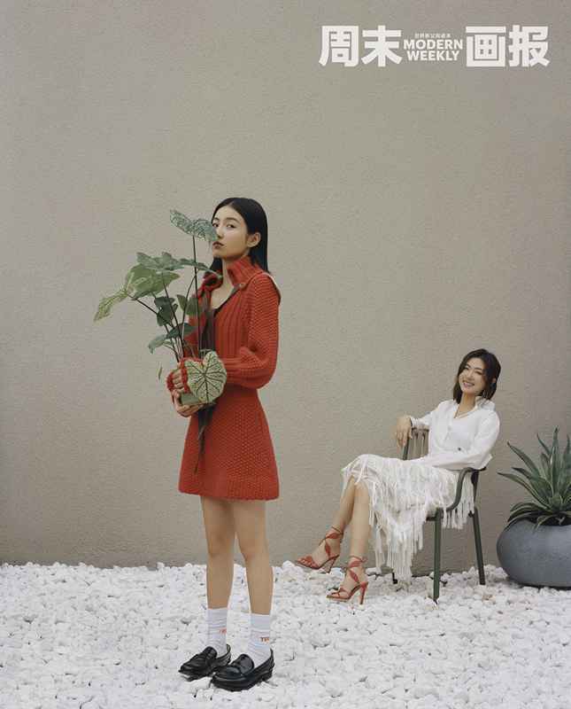 张子枫万茜合体登杂志封面 简约温雅演绎冬日新风尚