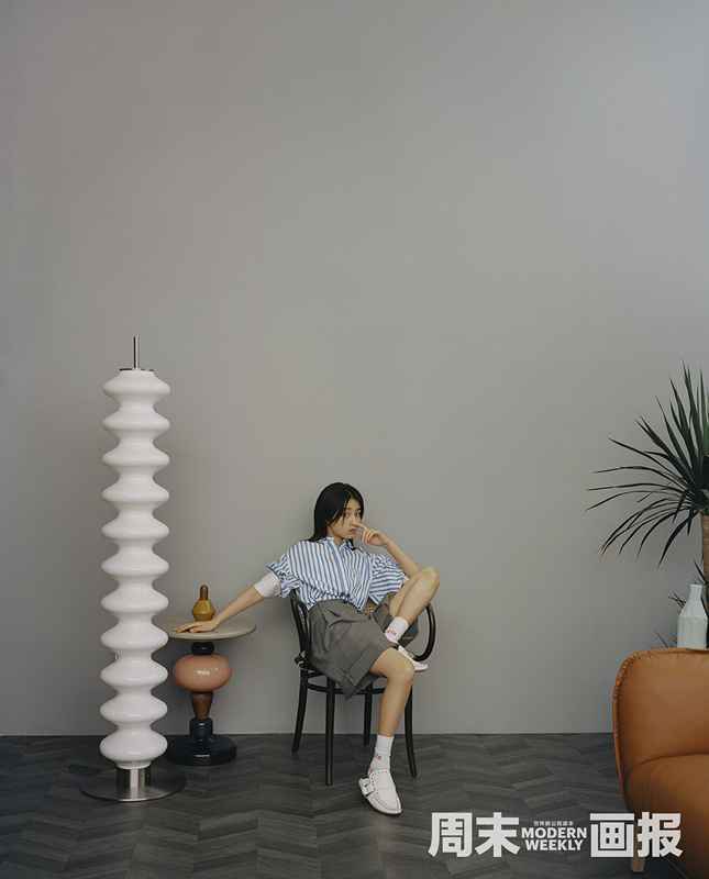 张子枫万茜合体登杂志封面 简约温雅演绎冬日新风尚