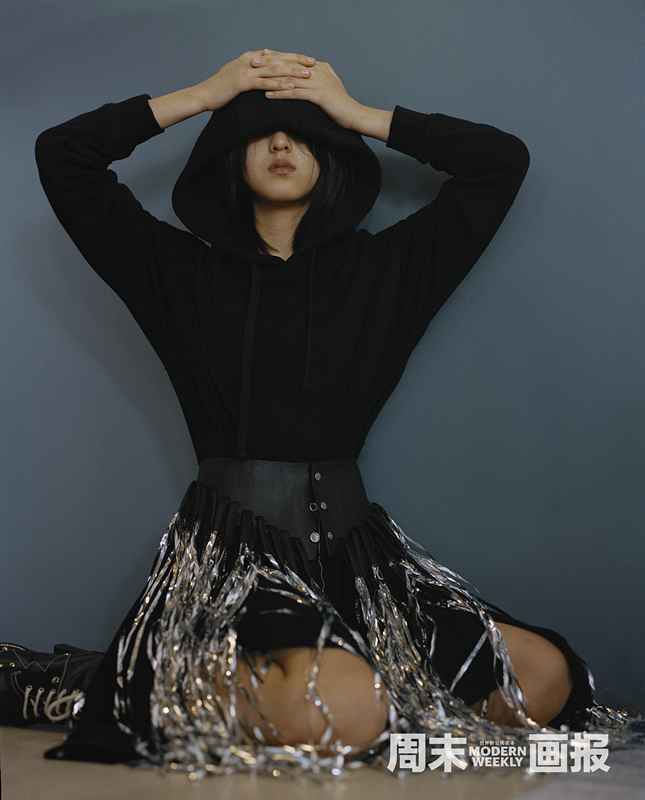 张子枫万茜合体登杂志封面 简约温雅演绎冬日新风尚