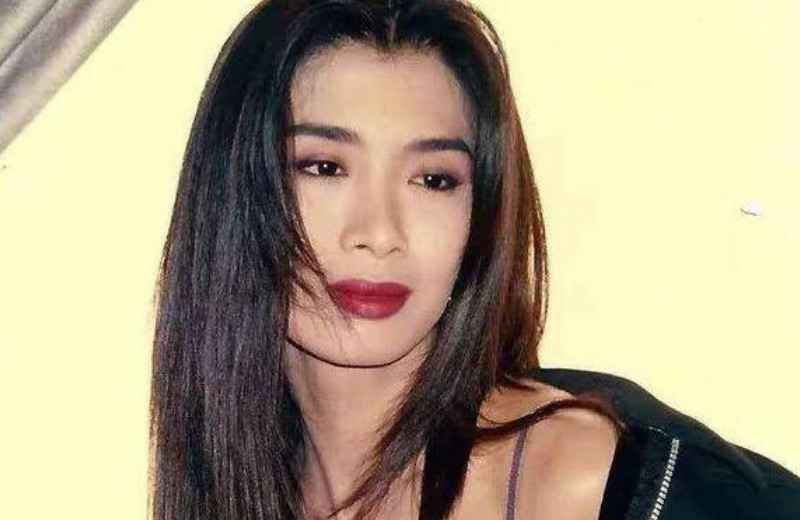 港星聚会照流出，曾因性感成名，拒绝成龙追求，如今57岁仍迷人