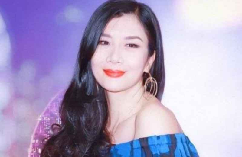 港星聚会照流出，曾因性感成名，拒绝成龙追求，如今57岁仍迷人