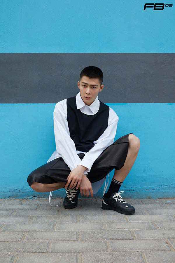 张铭恩寸头造型释放型男魅力 坚持内心野蛮生长展现别样自我