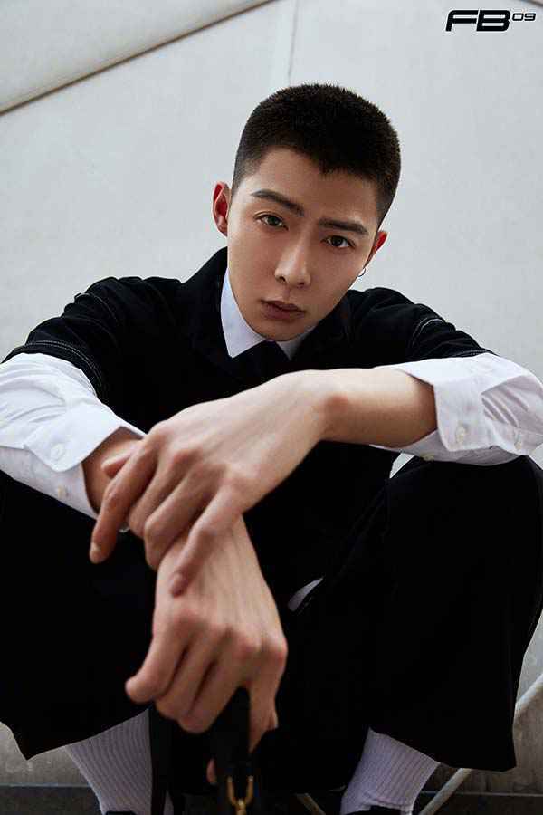 张铭恩寸头造型释放型男魅力 坚持内心野蛮生长展现别样自我