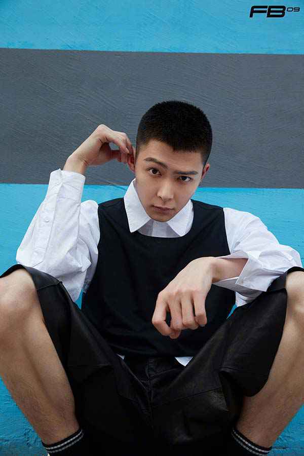 张铭恩寸头造型释放型男魅力 坚持内心野蛮生长展现别样自我