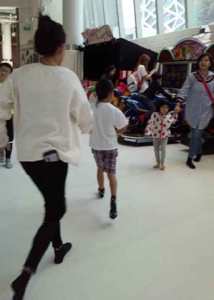 网友偶遇张柏芝带子出游 Lucas身高赶上妈