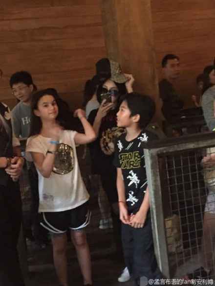 网友偶遇张柏芝带子出游 Lucas身高赶上妈