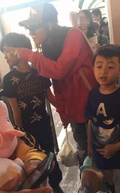 网友偶遇张柏芝带子出游 Lucas身高赶上妈