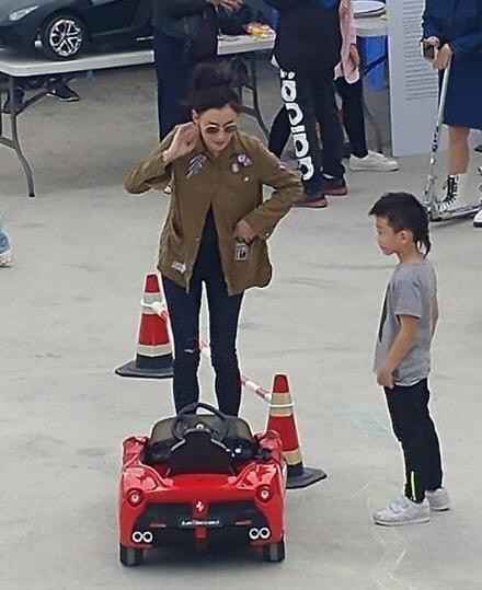 网友偶遇张柏芝带子出游 Lucas身高赶上妈