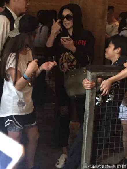 网友偶遇张柏芝带子出游 Lucas身高赶上妈