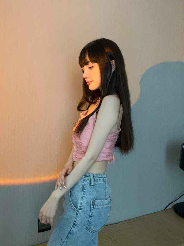 李小璐穿吊带衫秀晒美照 露蚂蚁腰秀绝美锁骨