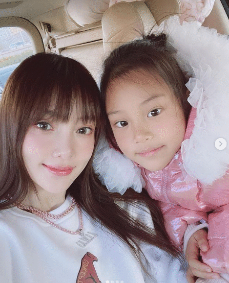 李小璐穿吊带衫秀晒美照 露蚂蚁腰秀绝美锁骨