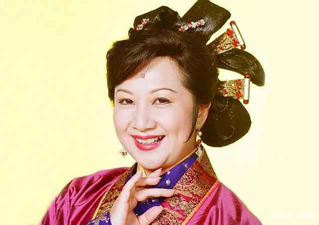 恭喜！71岁薛家燕当奶奶 曾豪掷千万娶儿媳