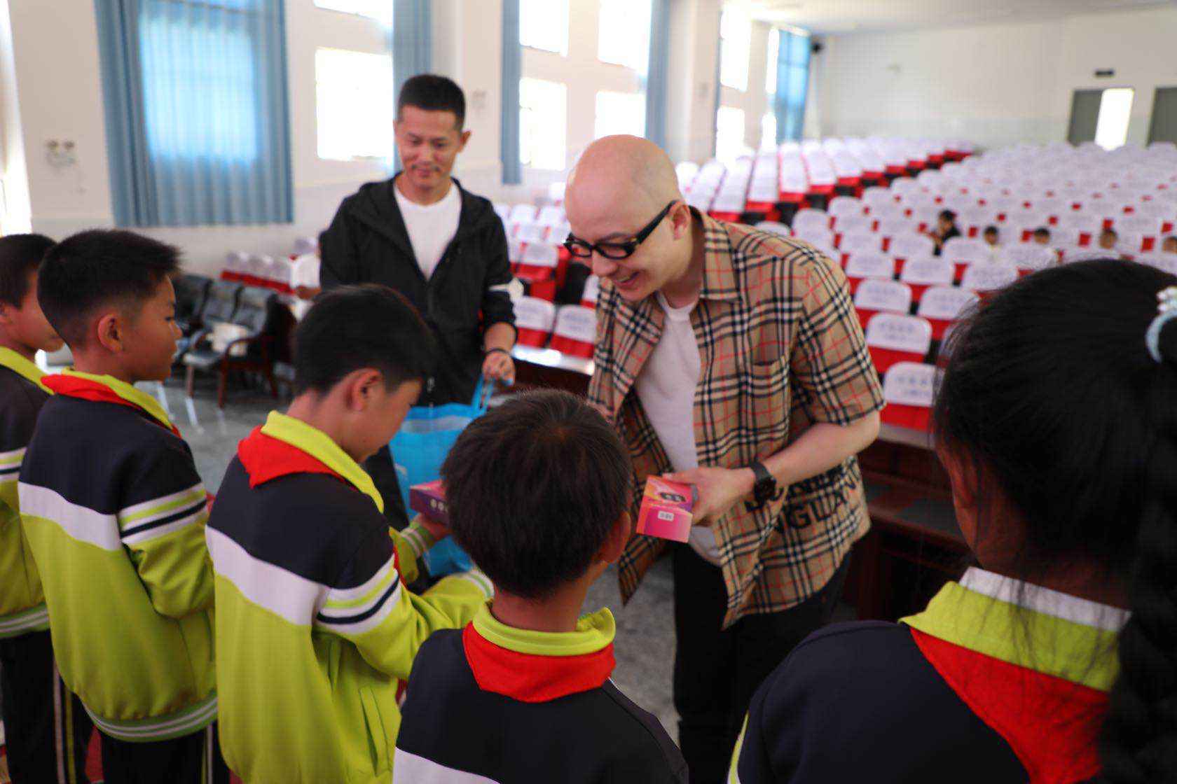 歌手平安赴脱贫山区陪孩子们过“六一” 戴红领巾与学生温暖合唱