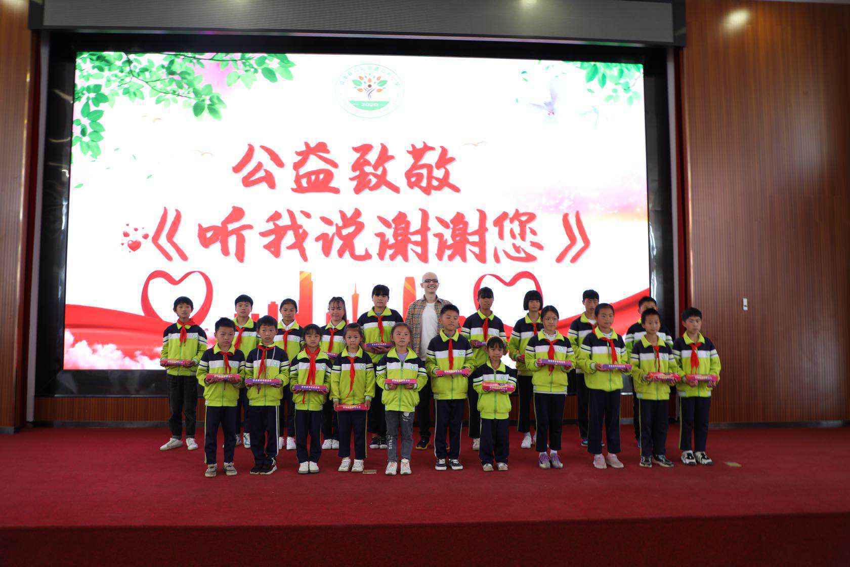 歌手平安赴脱贫山区陪孩子们过“六一” 戴红领巾与学生温暖合唱