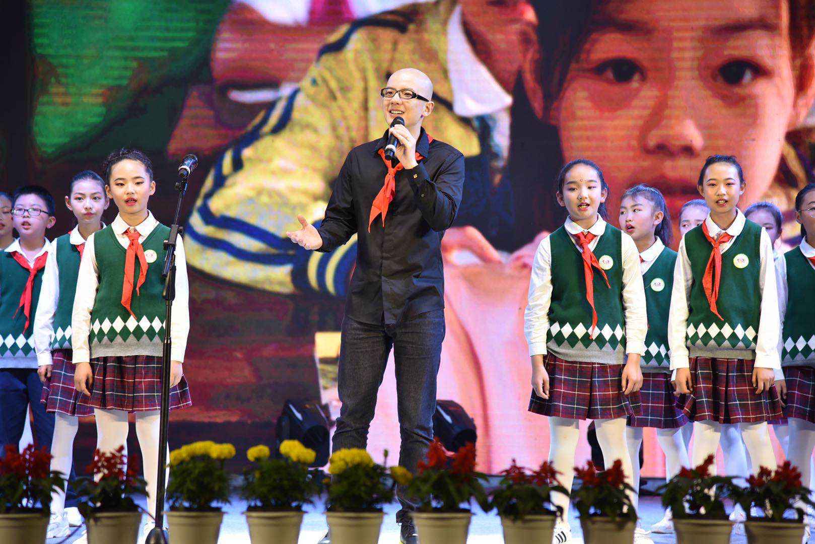 歌手平安赴脱贫山区陪孩子们过“六一” 戴红领巾与学生温暖合唱