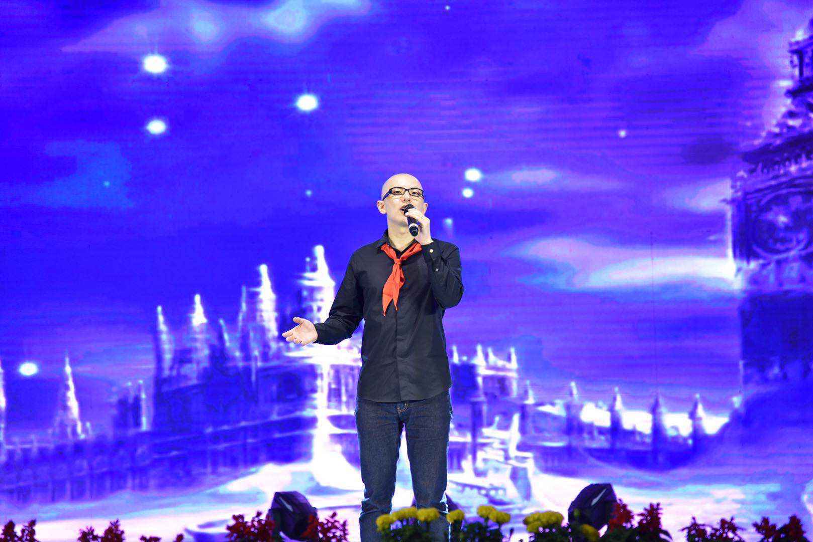 歌手平安赴脱贫山区陪孩子们过“六一” 戴红领巾与学生温暖合唱