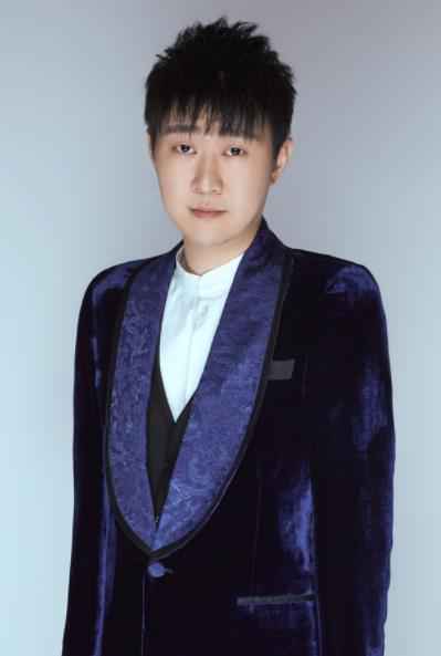 创立“拥抱基金”传递温暖 刘伟一家三口感动亮相《巅峰之夜》