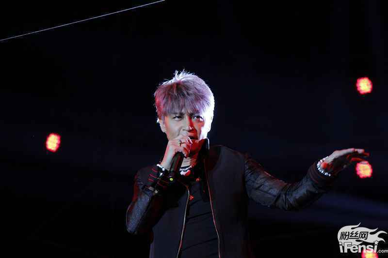 陈志朋劲歌热舞助阵昆明草莓音乐节