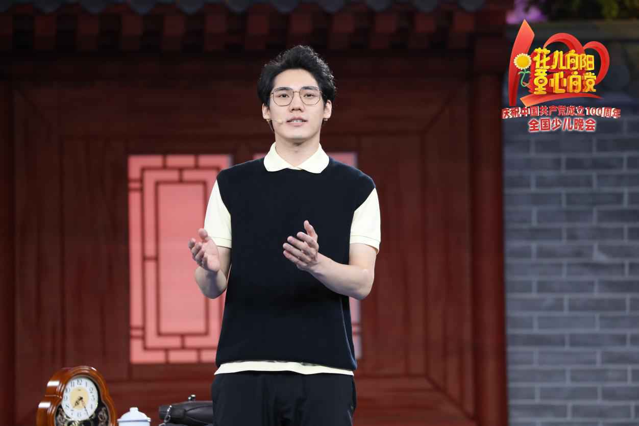 李宸希登六一晚会 与谢芳阿拉蕾同台演绎一家人