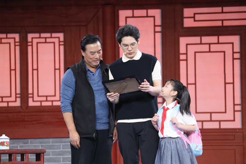 李宸希登六一晚会 与谢芳阿拉蕾同台演绎一家人