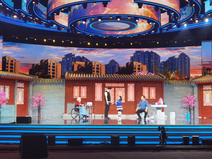 李宸希登六一晚会 与谢芳阿拉蕾同台演绎一家人