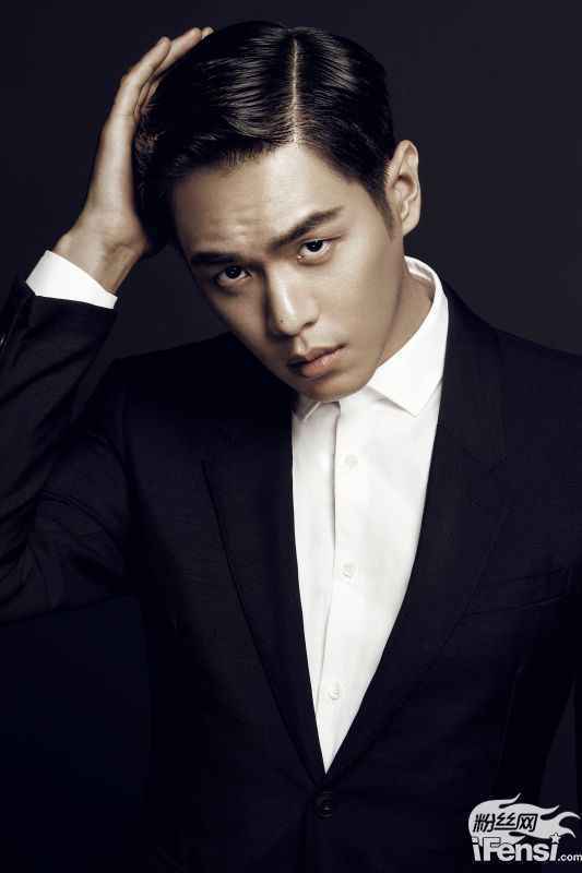 张若昀成穿衣范本 复古造型绅士儒雅