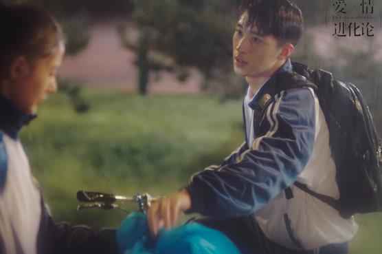 许魏洲《爱情进化论》今晚开播 首部电视剧校服造型引回忆