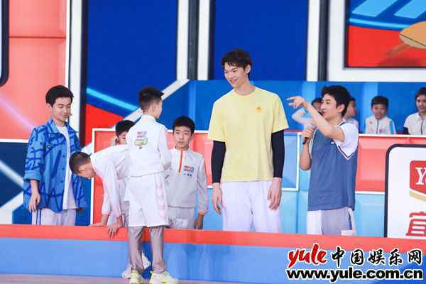 王哲林蒙眼投篮超帅气，《运动不一样5》孩子们将篮球玩出新花样