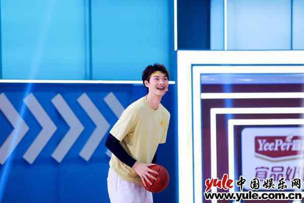 王哲林蒙眼投篮超帅气，《运动不一样5》孩子们将篮球玩出新花样