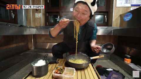 姜镐童：「我喜欢在泡面里加别的食材，所以安城汤面没有蔬菜包很好！」