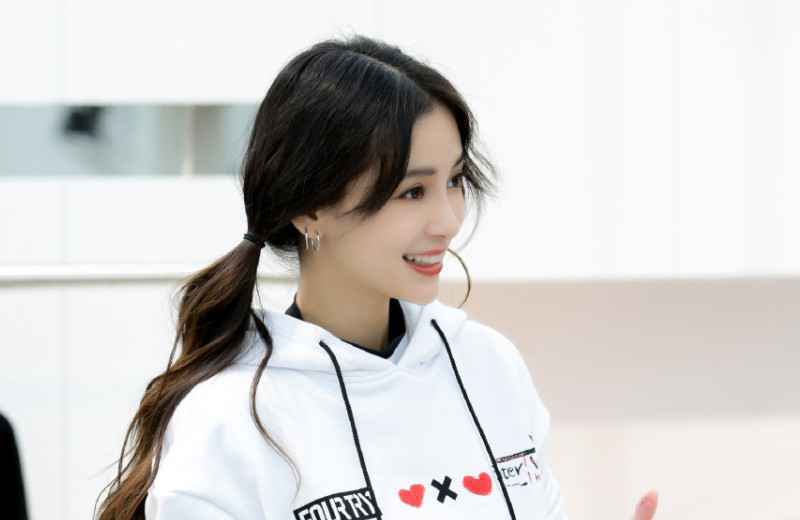 杨颖参加大型旅行类节目《奇遇人生》，带着迷惘与困惑，她选择了骑行