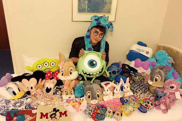 汪东城包豪车陪母游迪士尼 孝顺无上限