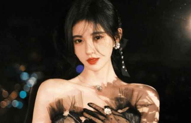 拾光盛典众星齐聚：杨幂造型加分，热巴美貌封神，肖战压轴出场!