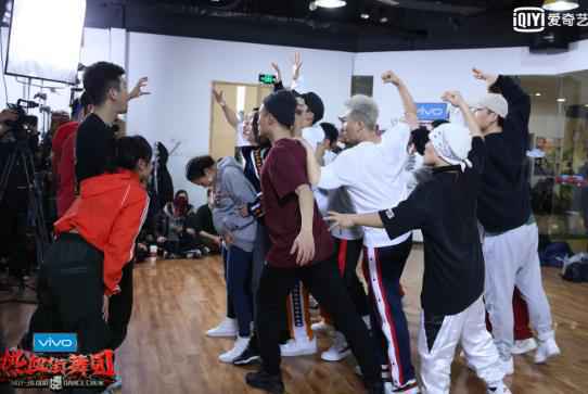 《热血街舞团》战队首次齐舞状况频出 肖杰信心不足情绪波动